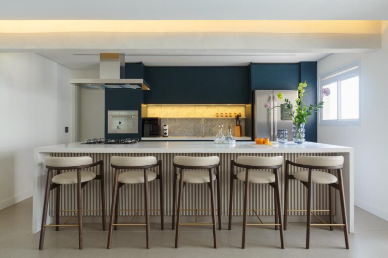 Cozinha com bancada e banquetas