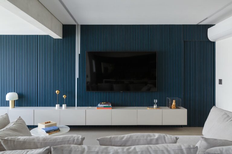 Painel ripado azul com TV na sala de estar
