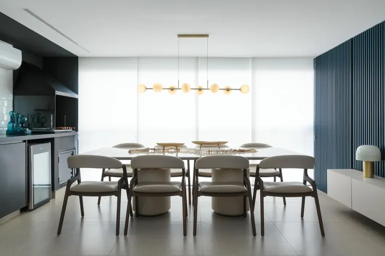 Sala de jantar com pendente linear aceso