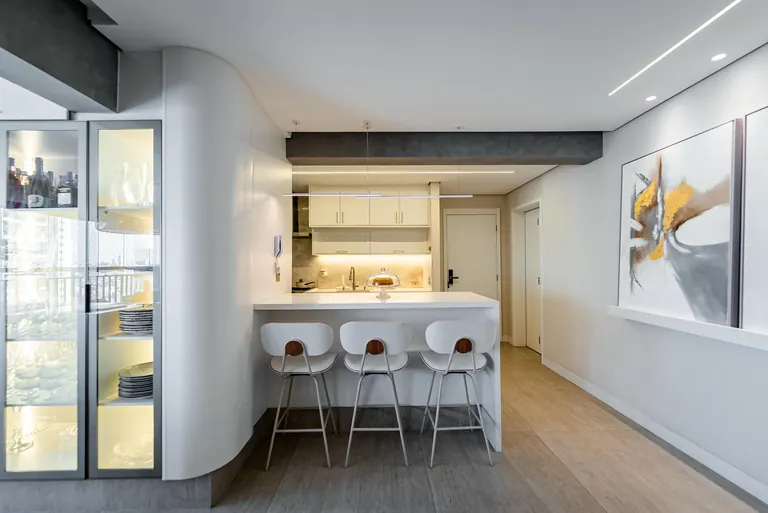 Bancada da cozinha com banquetas