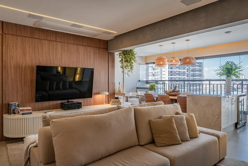 Sala de estar de apartamento de 150 m² com painel em madeira e varanda integrada