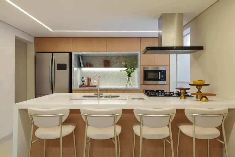 Cozinha com ilha e banquetas