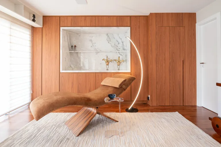 Canto de leitura com chaise e painel em madeira