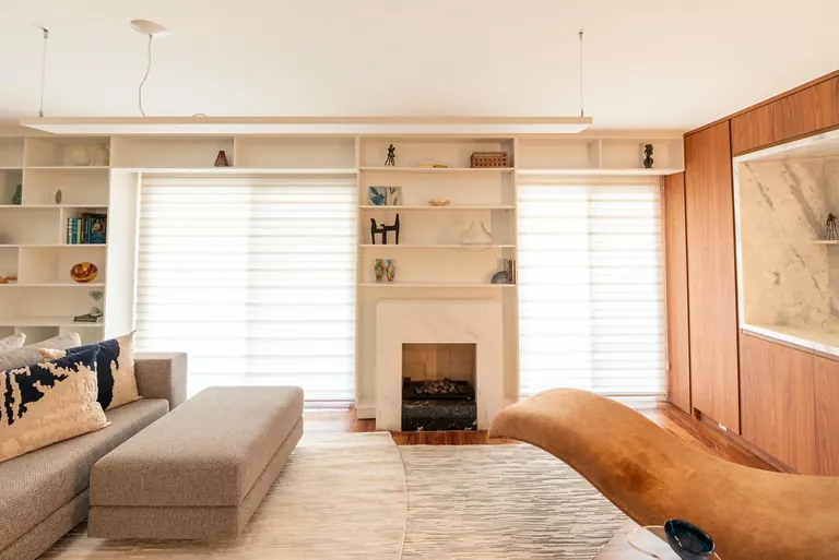 Sala de estar com lareira e estante