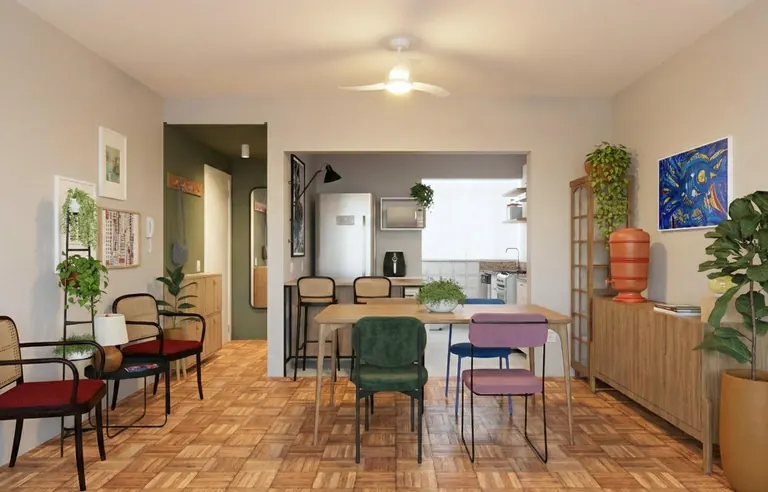 Sala de jantar do Apê do Igu com cadeiras coloridas, piso de taco e plantas