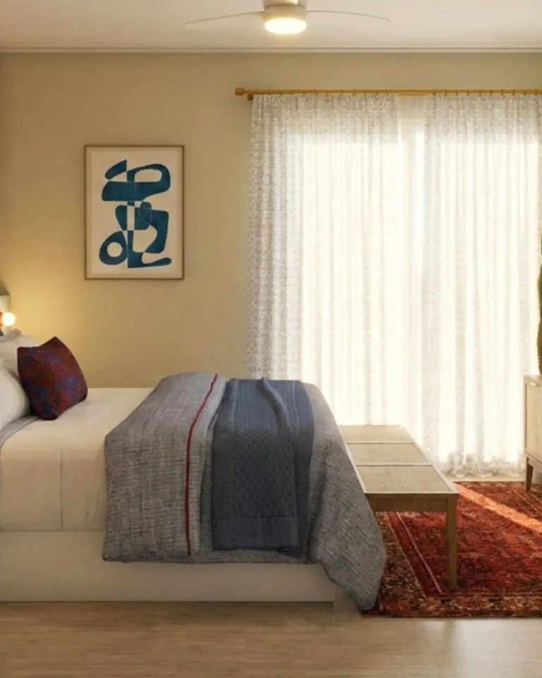 Quarto com cabeceira azul, tapete persa e parede de quadros