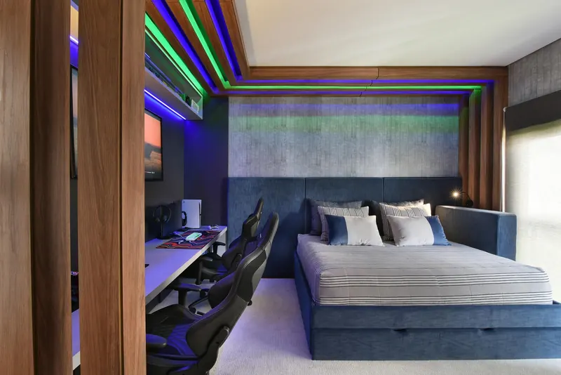 Quarto com iluminação em LED colorido, painel de madeira e cama box