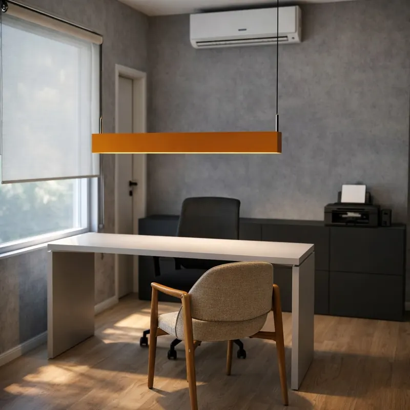 Sala de trabalho com mesa clara, luminária laranja e parede cinza