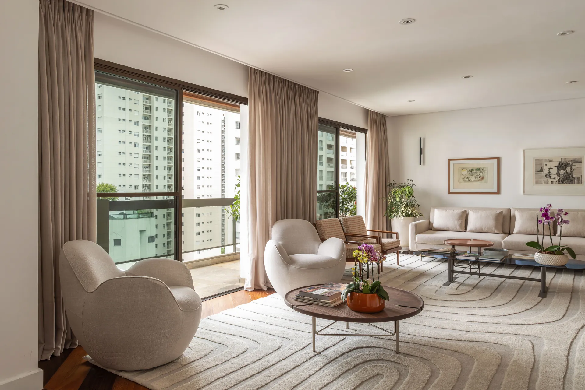 Sala do Apartamento Castel Verona, com poltronas claras, cortinas do piso ao teto e vista da cidade